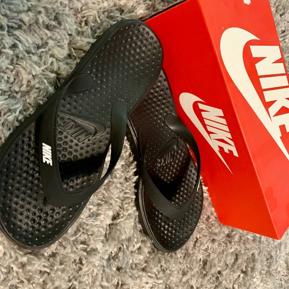 Nike Shoes - Nike Solay Thongs. Sz.8 black. Gently used. 🖤